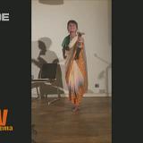 Anna Leonard performt mit Musik aus Indien
