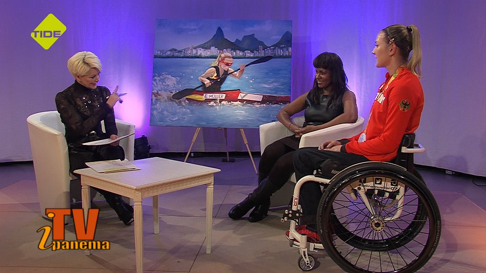 Hanni B.,Jo S. und Edina M. mit dem Gemaelde beim Aufnahme Tv Ipanema Nov 16 HH